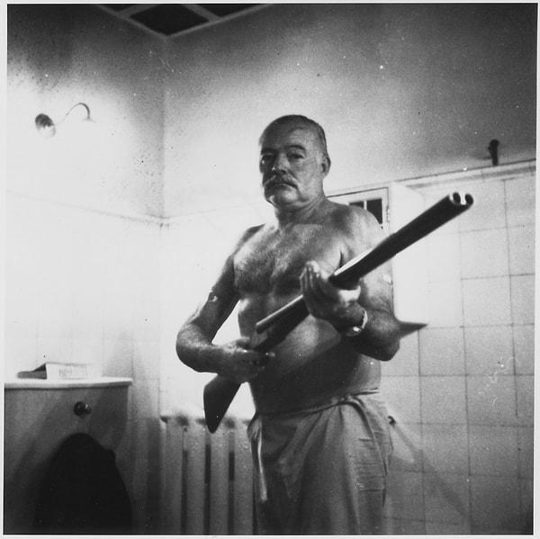 Reynolds, Hemingway'in aktif görevlere katıldığına dair kanıtların da bulunduğunu iddia ediyor.