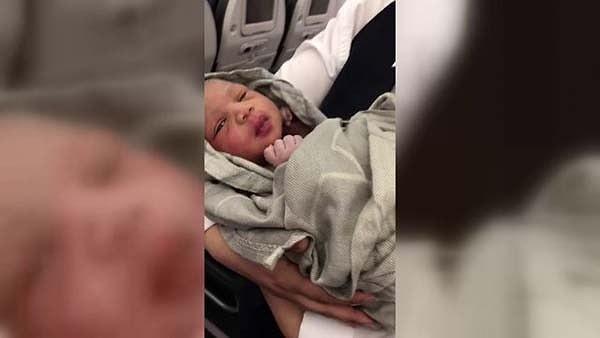Bu arada yolculardan biri, yeni dünyaya gelen bebeğin kulağına ismini söyleme görevini de üstlendi.