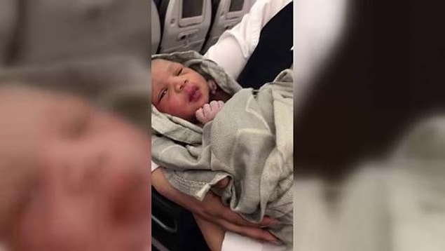 Bu arada yolculardan biri, yeni dünyaya gelen bebeğin kulağına ismini söyleme görevini de üstlendi.