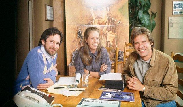 16. Harrison Ford'un o zamanlar karısı olan senarist Melissa Mathison, Indiana Jones'un setine ziyaretler gerçekleştiriyordu.