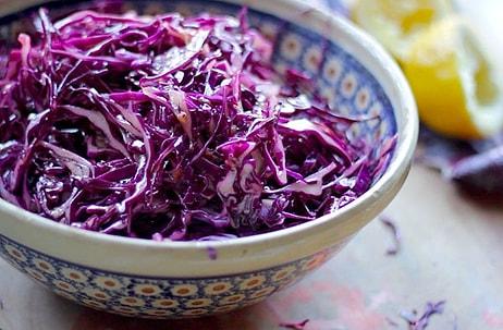 Dünyanın En Güzel Renkli Salatası : Mor Lahana Salatası Nasıl Yapılır?
