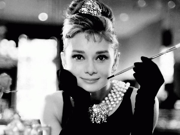 6. Сексуальность — это что-то, что скрывается внутри женщины. Сексуальность подразумевается, а не выставляется на всеобщее обозрение. Я не могу похвастать формами Софи Лорен или Джины Лоллобриджиды, но ведь сексуальность — это не только размеры. Мне не нужна спальня, чтобы доказать свою женственность. Я могу быть сексуальной, просто срывая яблоки с яблони под дождем.