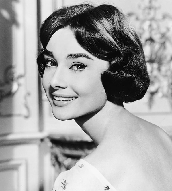 8. Говорят, любовь — самый выгодный вклад, чем больше отдаешь, тем больше получаешь в ответ. Не в том дело: любовь самый уникальный вклад — чем больше её даришь, тем больше рождается в вас самих. Если бы все это понимали, насколько легче было бы жить.