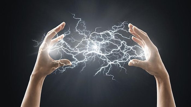 Öncelikle elektriğin tam olarak ne olduğunu açıklayarak işe başlayalım.