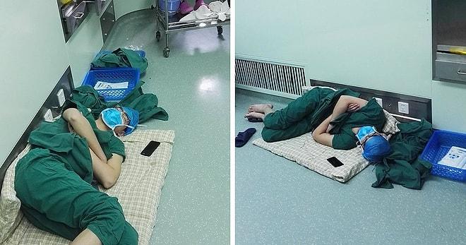 28 Saatlik Mesaiden Sonra Hastane Koridorunda Uyuyan Doktorun Yürek Isıtan Fotoğrafı