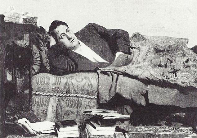 Two weeks later, the police forces arrested the poet Guillaume Apollinaire.