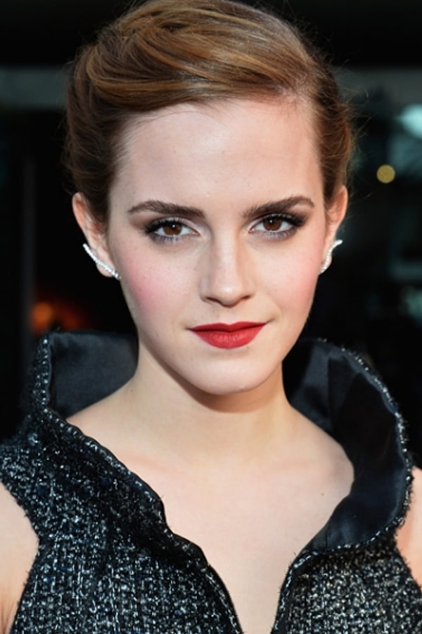 13. 2013 год. Эмма примеряет образ женщины-вамп.