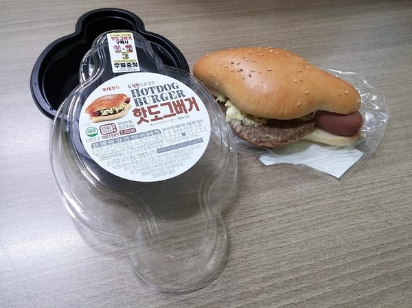 3. Странный гибрид хот-дога и бургера: