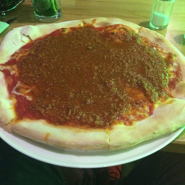 15. Ну, и гвоздь программы: пицца с огромным количеством соуса болоньезе: