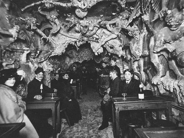 10. 1920'li yıllarda Paris'te bulunan bir gece kulübü.