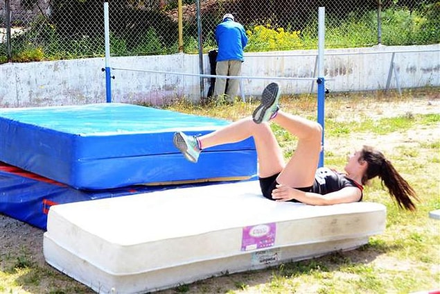 Ve buna rağmen düşme minderi yeterli boyutta değildi. Seçmelerdeki sporcular sakatlanma tehlikesi yaşadı.