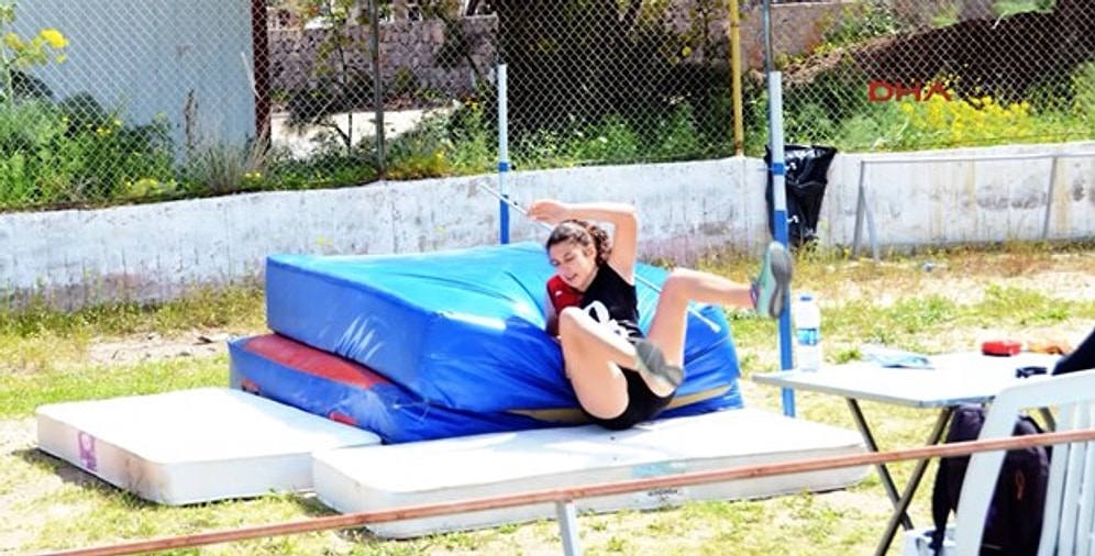 Atletizmde Neden Başarılı Olamıyoruz? Çıta Olarak Su Borusu, Minder Olarak Yatak Kullanıldı