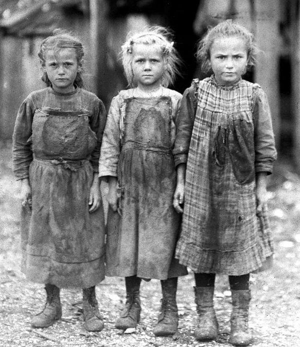 4. Deniz mahsülleri paketleme fabrikasında çalışan 6-10 yaş arasındaki kız çocukları, 1911.
