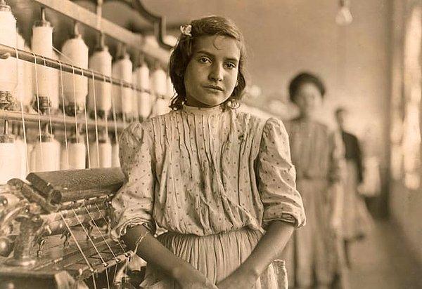 13. 1908 yılında pamuk dokuma fabrikası işinde bir kız çocuğu.