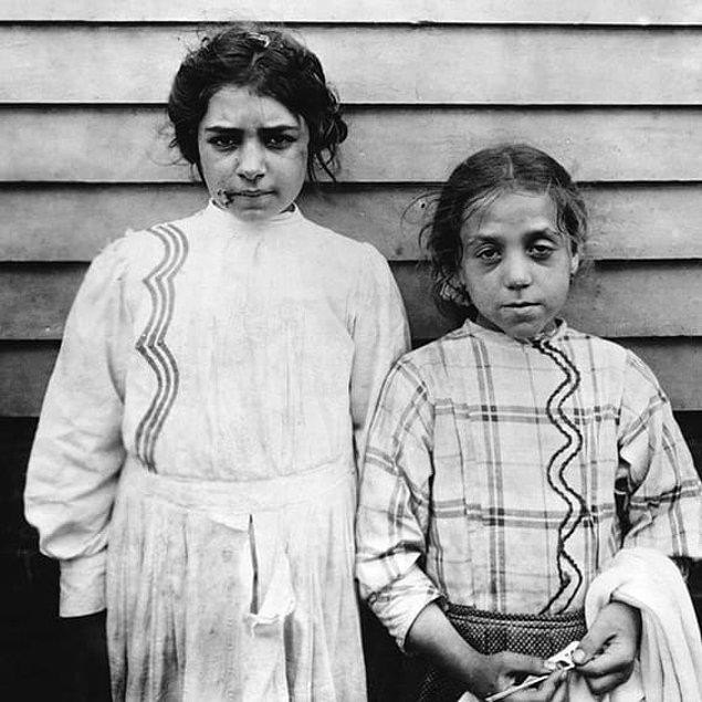 17. Solda 11 yaşındaki gazeteci çocuk. Sağda ise yorgunlukları gözlerinden okunan iki tekstil işçisi.