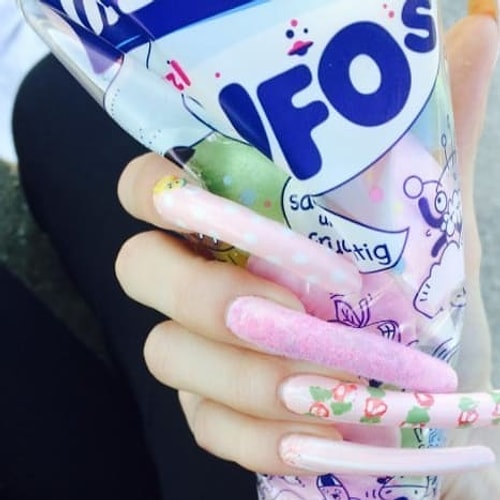 "I started growing my nails because I really got into nail art. I'm also a huge fan of Gwen Stefani and Lana del Rey. They inspired me because they both have beautiful, long nails that fascinate me," Simone said.