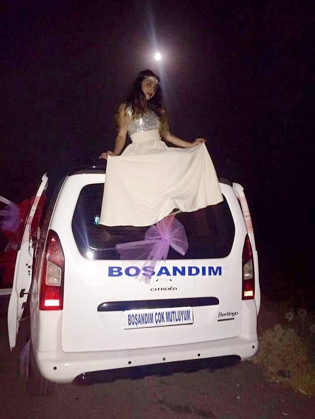 13. Bizde de en fazla arabanın arkasına yazı yazdırıp üstüne çıkarak kutlama yapılabiliyor.