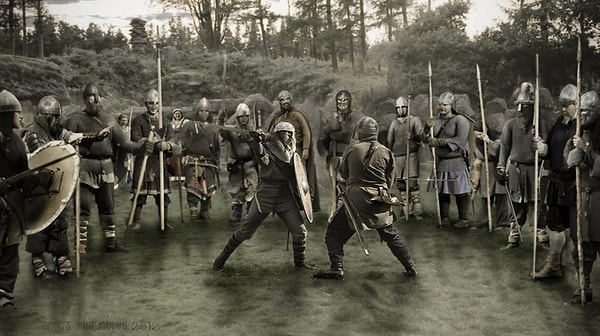 13. Споры решались в смертных поединках. Если кто-то посчитал, что другой викинг оскорбил его семью, то мог вызвать его на такое состязание. Само действо происходило примерно через неделю после того, как бросался вызов, а правила были различными в разных регионах.