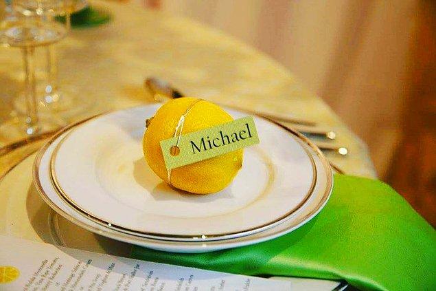 10. Davetlilerin tabağına üstünde eski koca beyin isminin yazdığı limonlar konuluyor ki herkes sıkıp hıncını alabilsin.