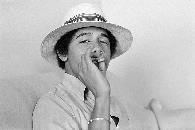Молодой Барак Обама с сигаретой.