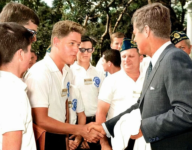 Молодой Билл Клинтон пожимает руку президенту Джону Ф. Кеннеди в розовом саду Белого дома 24 июля 1963 года.