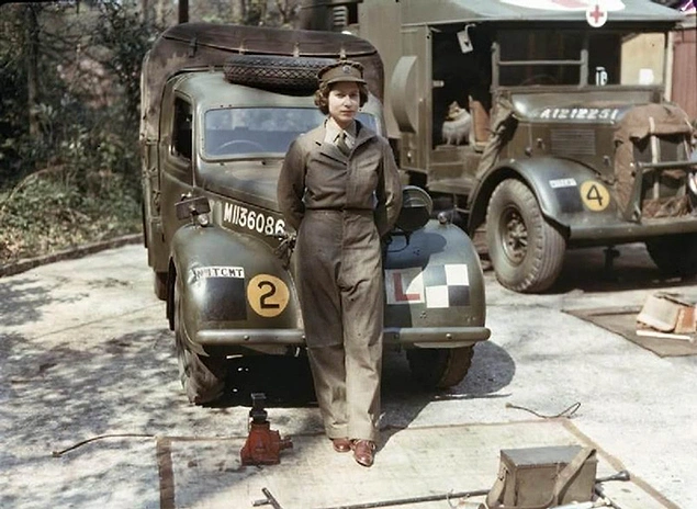 Восемнадцатилетняя принцесса Англии Елизавета II во время своего пребывания на вспомогательной территориальной службе во время Второй мировой войны, где ремонтировала тяжелые транспортные средства, 1945 год.