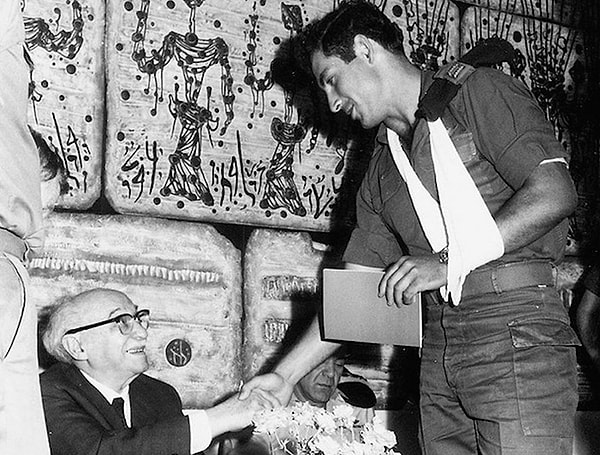 16. Премьер-министр Израиля Биньямин Нетаньяху во время его пребывания в израильских силах обороны пожимает руку президенту Залману Шазару, 1972 год.