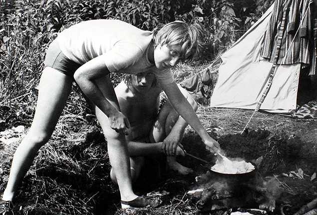 Ангела Меркель готовит еду на костре во время отдыха с друзьями в Химмельпфорте, Германская Демократическая Республика, июль 1973 года.