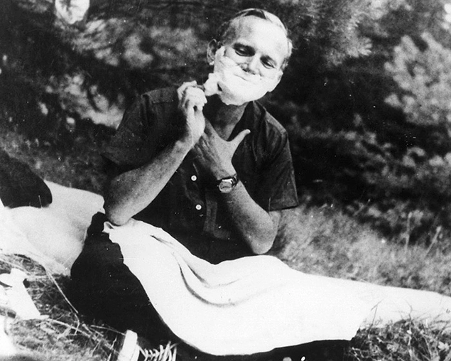 Папа Римский Иоанн Павел II во время бритья.