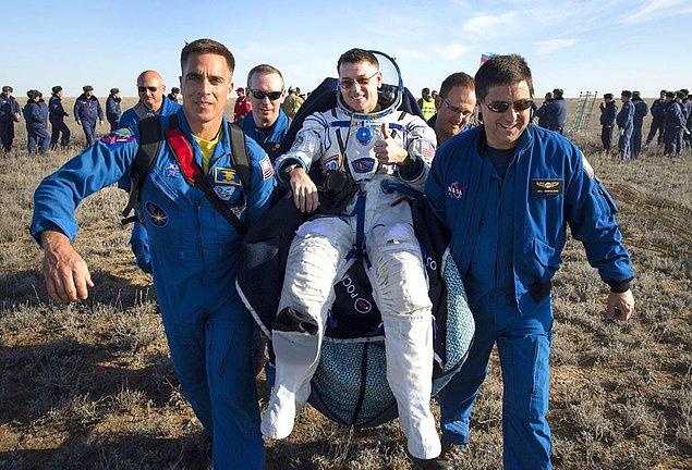 13. Soyuz MS-02'nin içinde uzayda 173 gün geçiren NASA astronotu Shane Kimbrough tıbbi kontroller için taşınıyor.