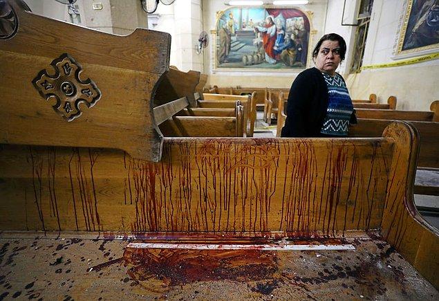 20. 9 Nisan'da Mısır'da onlarca insanın ölümüne sebep olan Antik Mısır Hıristiyan kilisesi saldırısından geriye kalanlar.