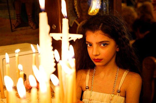 23. Suriye'nin Şam ilindeki Al-Saleeb kilisesinde Paskalya öncesi Pazar günü törenine katılan kız, 9 Nisan.