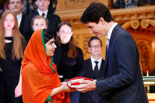 24. Kanada Başbakanı Justin Trudeau, Ottawa'da yapılan bir törenle Nobel Barış ödüllü Malala Yousafzai'e Kanada bayrağı takdim ediyor.