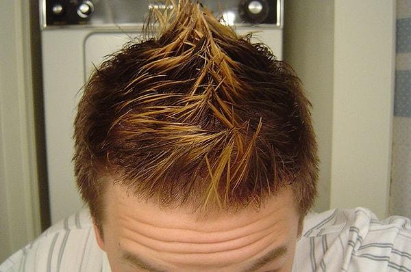 6. Mohikan kesime cesaret edemeyenler için tüm saçın ortada birleştirildiği model.