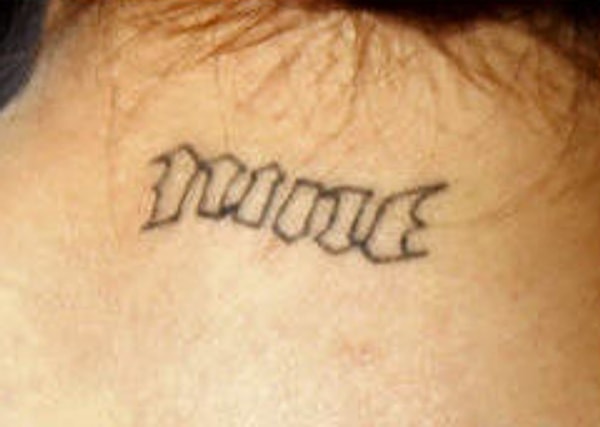 10. И последний вопрос! На шее какой из нижеперечисленных знаменитостей красуется такая татуировка?