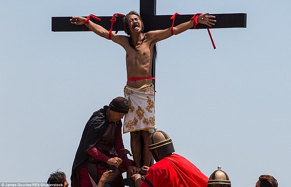 Здесь воссоздают полную картину распятия Христа и даже на самом деле прибивают ноги и руки участников к кресту.