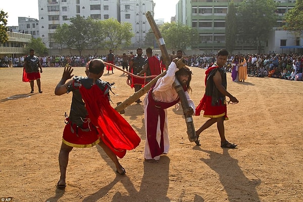 Здесь ритуал не настолько кровожадный, как на Филиппинах, но человека, изображающего Христа, все-таки стегают плетьми.