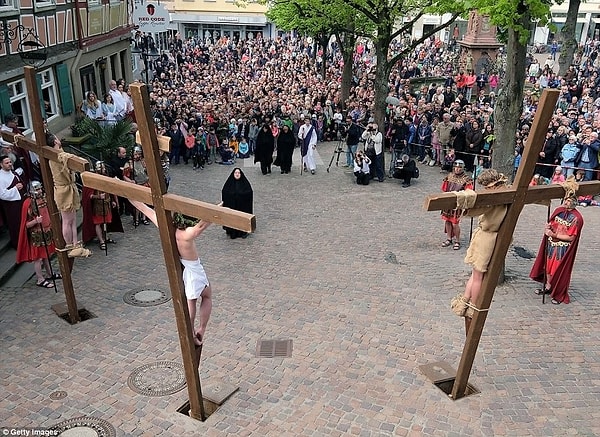 В ежегодном представлении в Бенсхайме принимает участие около 100 актеров, и тысячи людей приходят посмотреть.