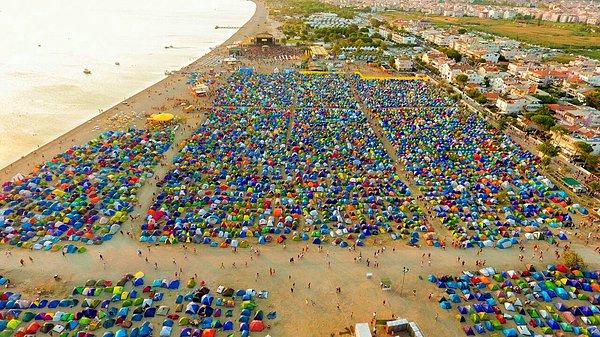 9. Deniz, kum, güneş ve müziğin kampla birleştiren festival: Zeytinli Rock Festivali / Türkiye