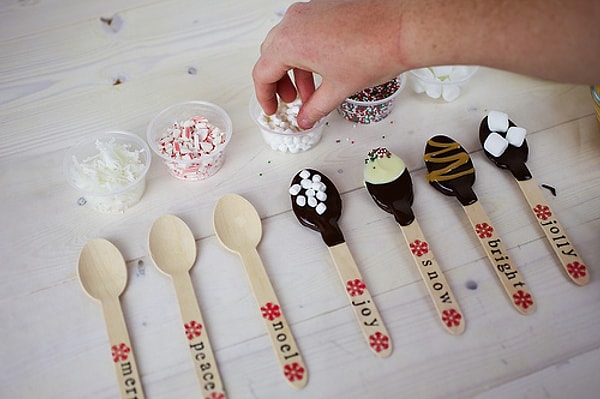 4. Теперь дело осталось за малым - украсьте ложки посыпкой, стружкой и т.д. Не забудьте про фантазию - ведь это подарок!