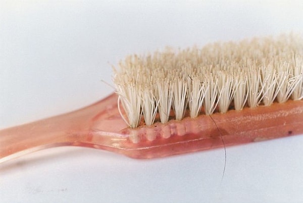 7. Гребень с волосами художницы