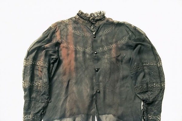 10. Старая черная рубашка