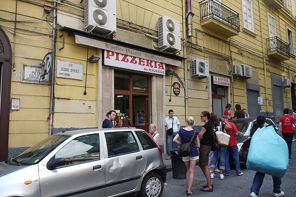 4. İlk bilinen pizzacı 1738 yılında İtalya Napoli’de açılan Antica Pizzeria’dır.