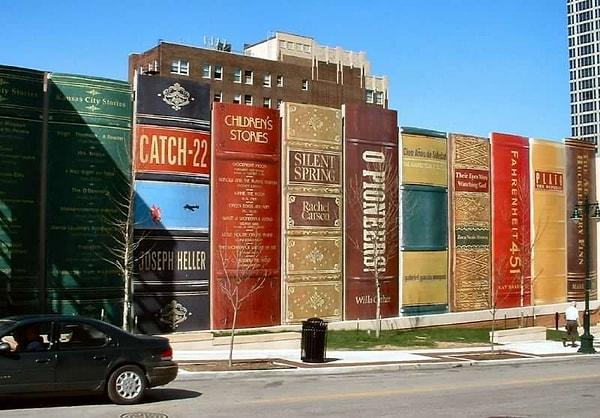 Kansas Şehir Kütüphanesi'ni veya benzer mimariye sahip kütüphane tasarımlarını daha önce görmüşsünüzdür.