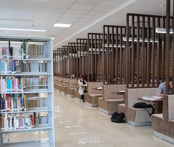 Kütüphane, aynı anda 500’den fazla öğrenciye çevrimiçi ve çevrimdışı araştırma yapma imkanı sağlayabiliyor.
