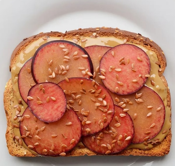 3. Сливы + арахисовая паста + кунжут