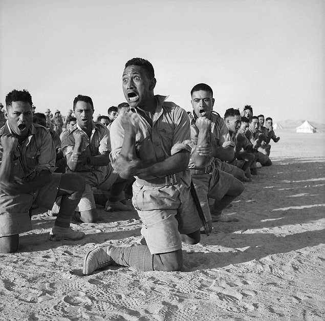 10. Yeni Zelanda'nın Māori askerleri geleneksel haka dansını yaptıkları sırada bağırırken, Mısır, 1941.