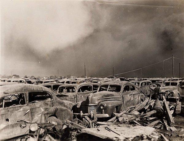 7. Teksas Felaketi olarak bilinen, 581 kişi yaşamını yitirip 8.000’e yakın kişinin yaralanmasına yol açan patlamanın yaşandığı limana 400m uzaklıktaki park alanı, 1947.