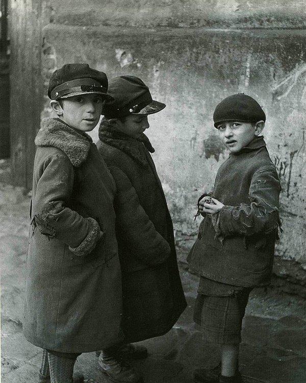 15. Fotoğrafı çeken yabancıya kuşkuyla bakan Yahudi çocuklar, Ukrayna, 1937.