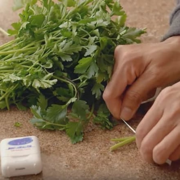 9. Зубная нить подойдет для приготовления мини-пучков из специй и трав, которые можно использовать для бульонов, супов, тушеных блюд и т.д.